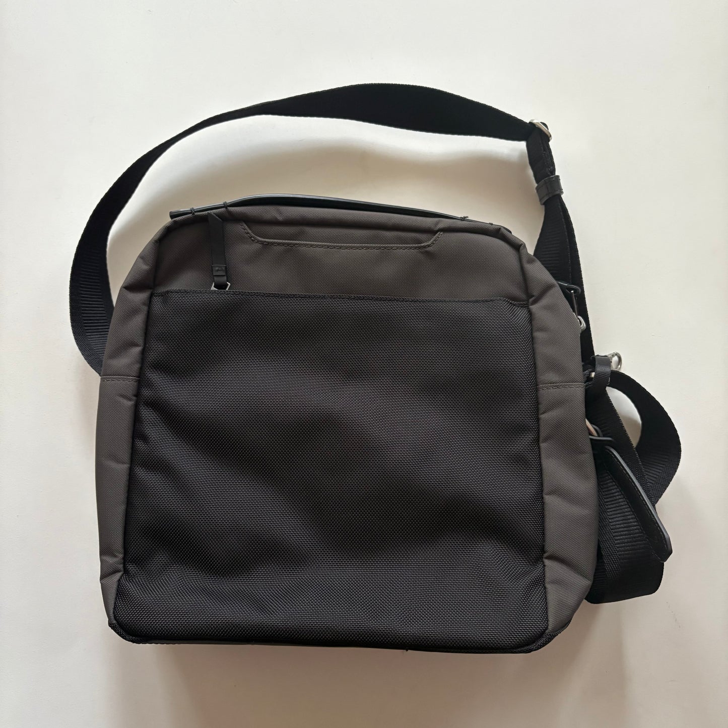Handbag Designer By Tumi Size: Medium