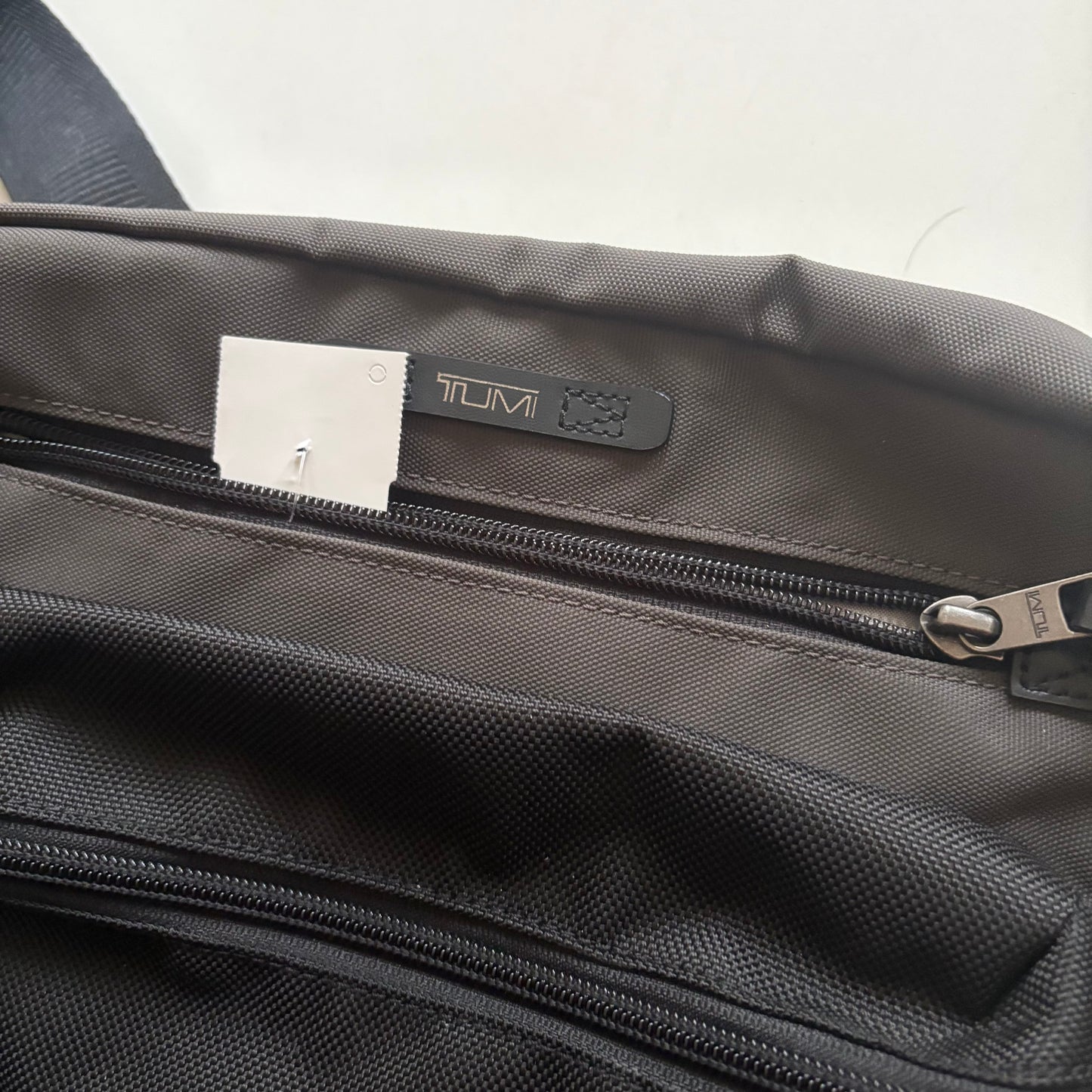 Handbag Designer By Tumi Size: Medium