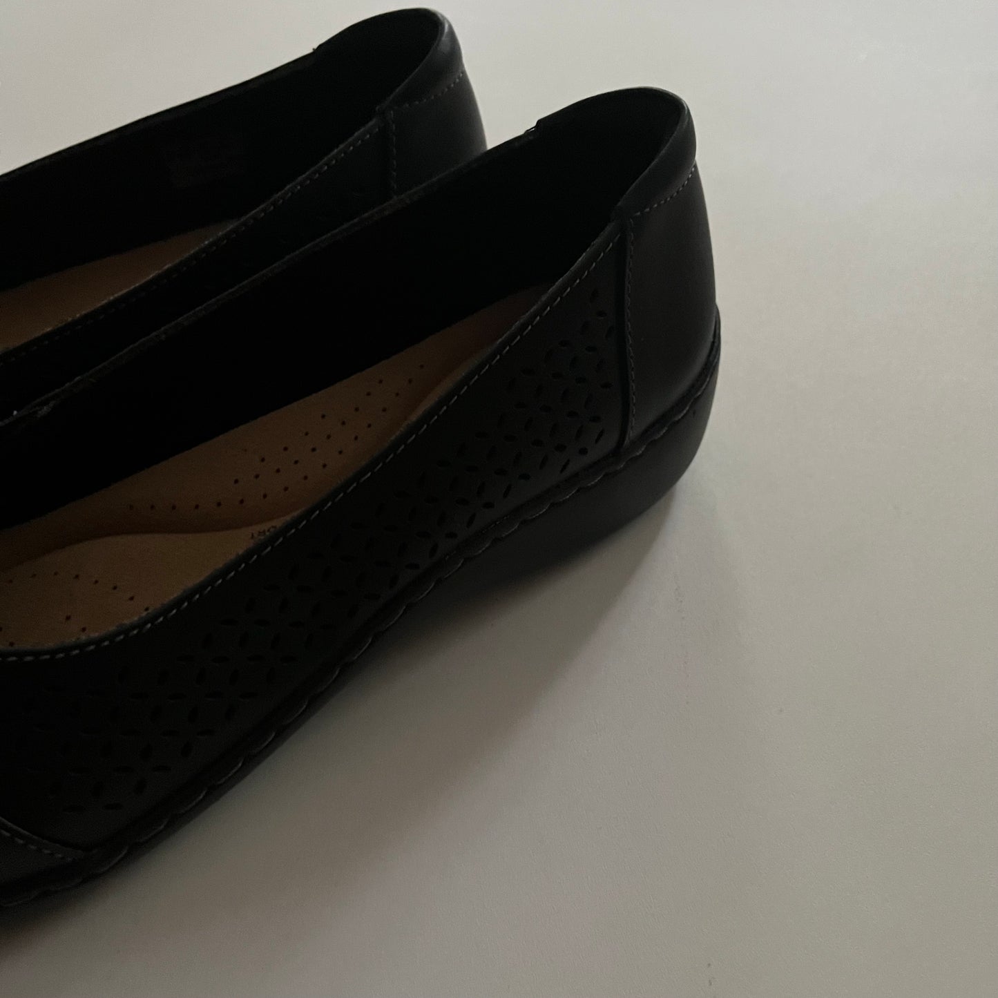 Shoes Flats Ballet By Clarks In Black, Size: 10