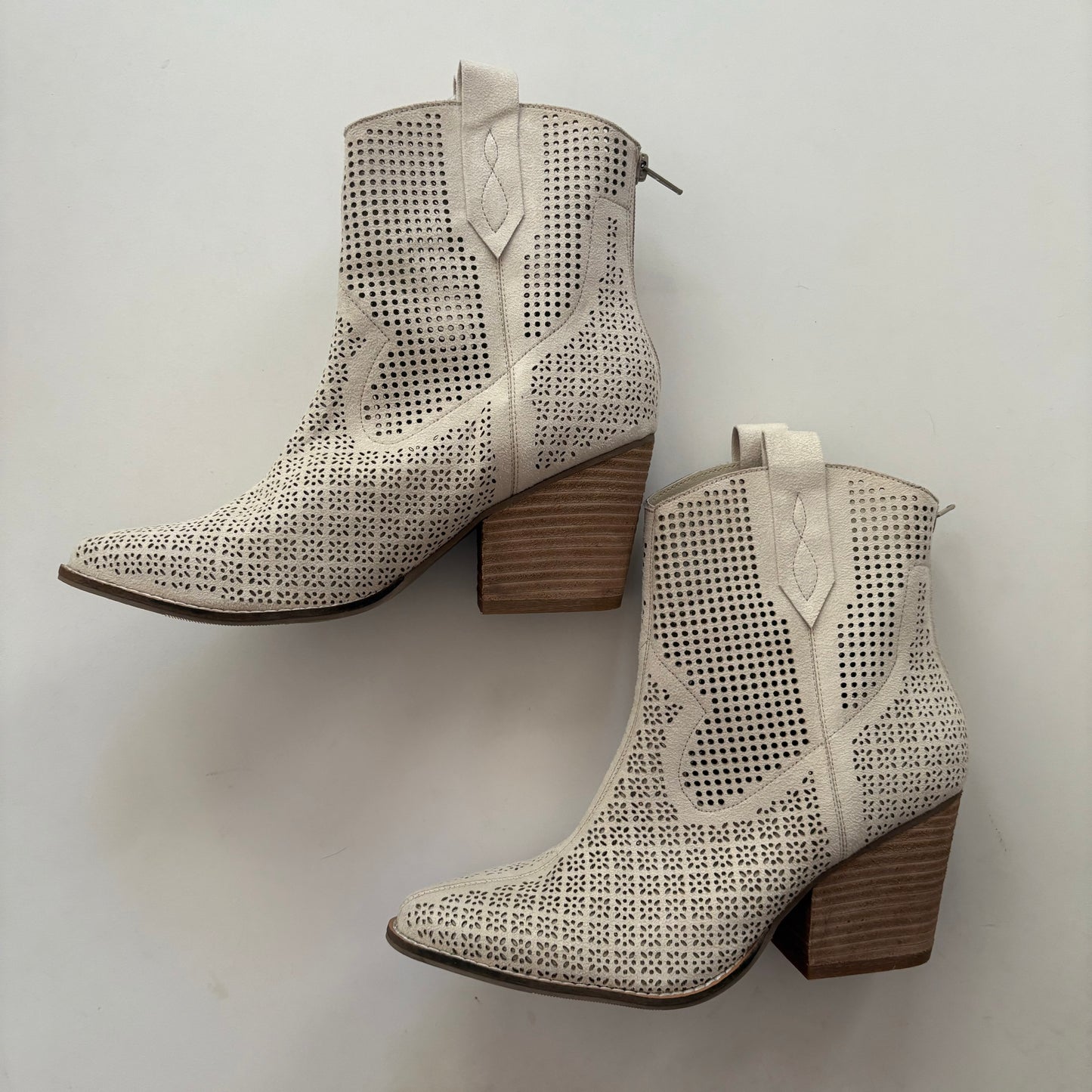 Boots Ankle Heels By Coconuts In Cream, Size: 9