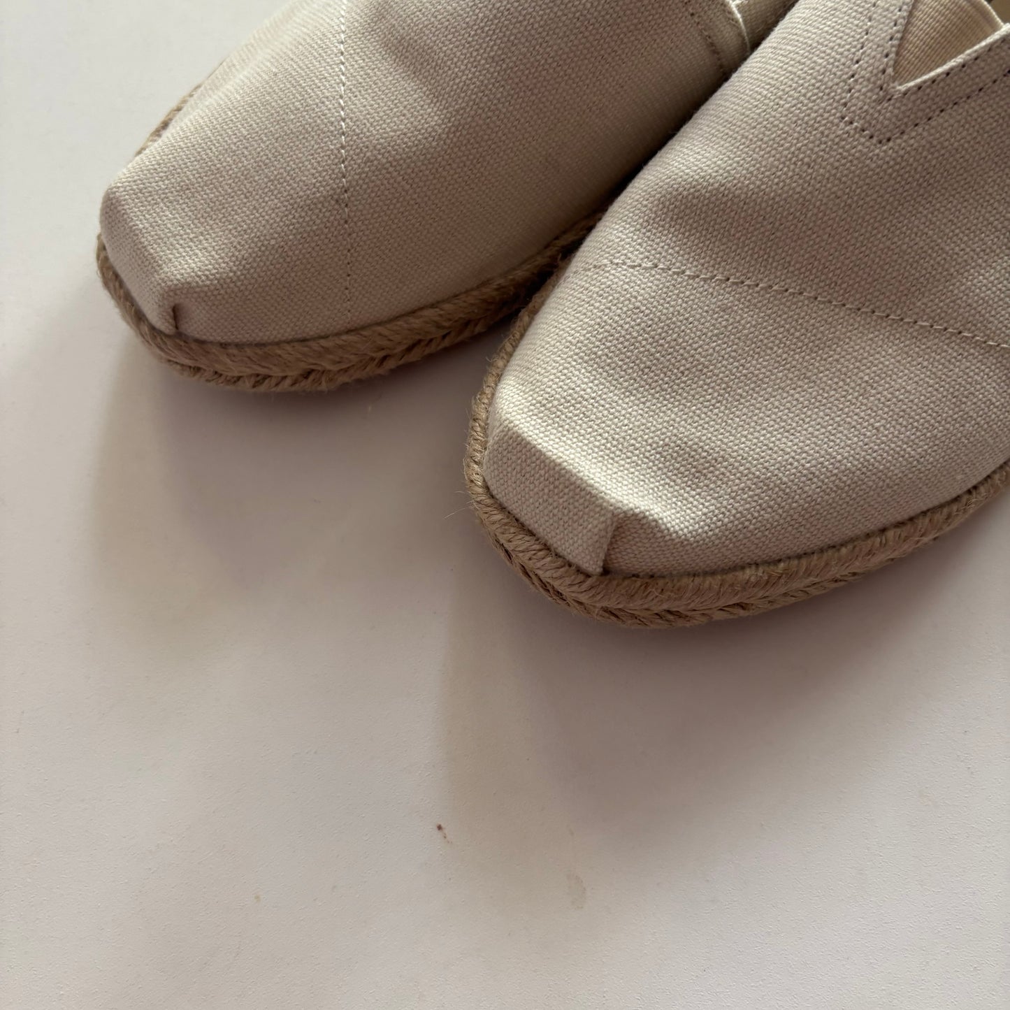 Shoes Flats By Toms In Cream, Size: 8