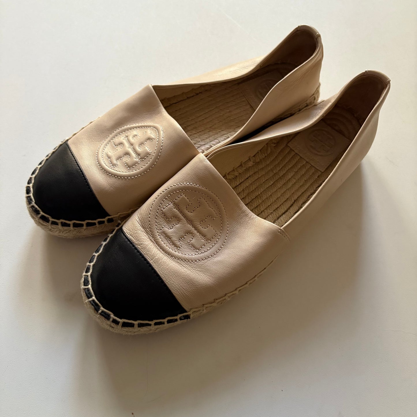 Shoes Flats By Tory Burch In Cream, Size: 7.5