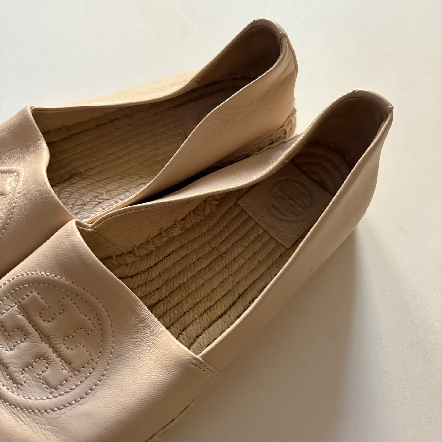 Shoes Flats By Tory Burch In Cream, Size: 7.5