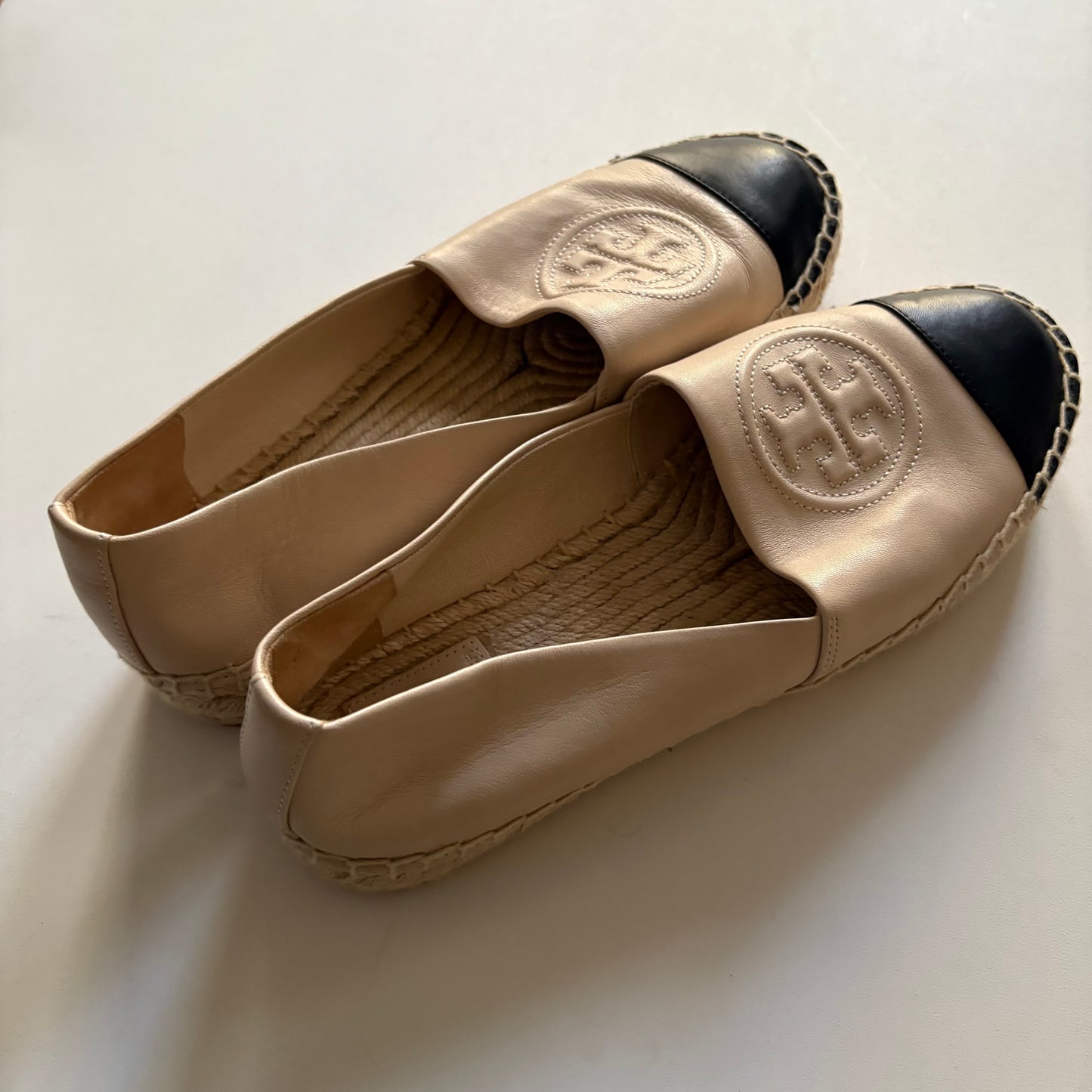 Shoes Flats By Tory Burch In Cream, Size: 7.5