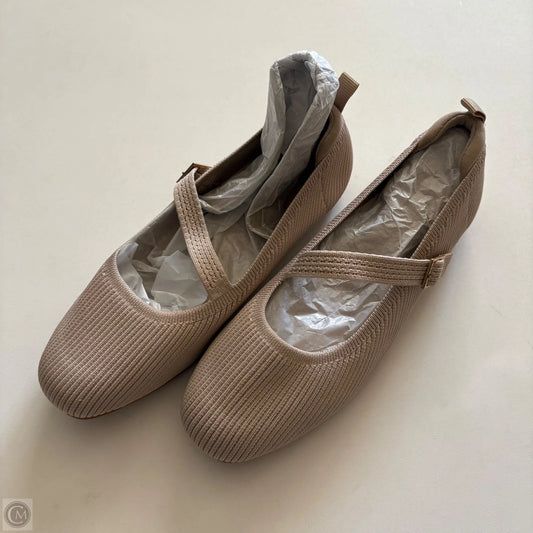Shoes Flats By Leisure & Cosy In Cream, Size: 7.5