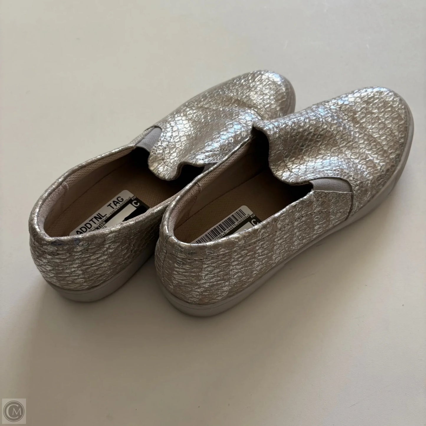 Shoes Flats By Naturalizer In Silver, Size: 8.5