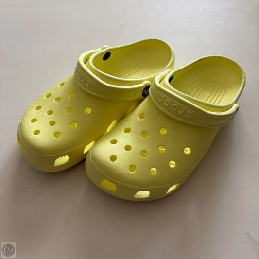 Shoes Flats By Crocs In Yellow, Size: 9