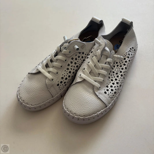 Shoes Flats By Cmb In White, Size: 7.5