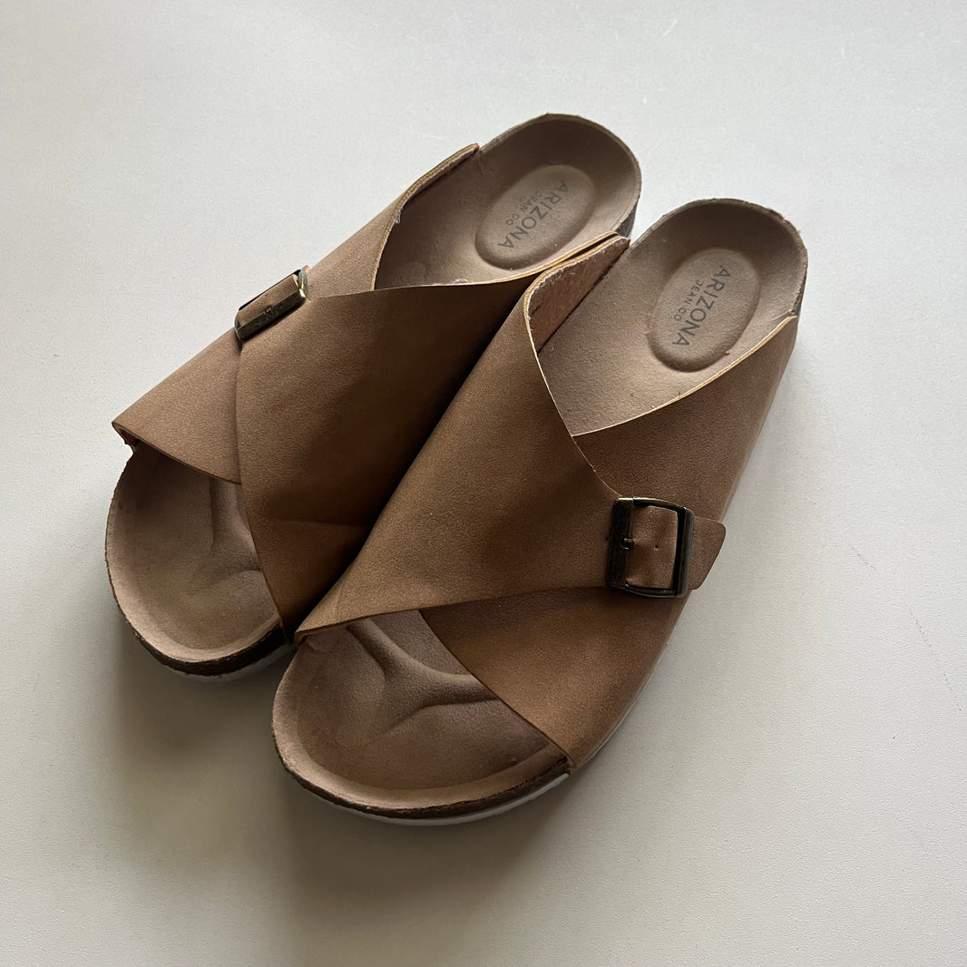 Sandals Flats By Clothes Mentor In Tan, Size: 9.5