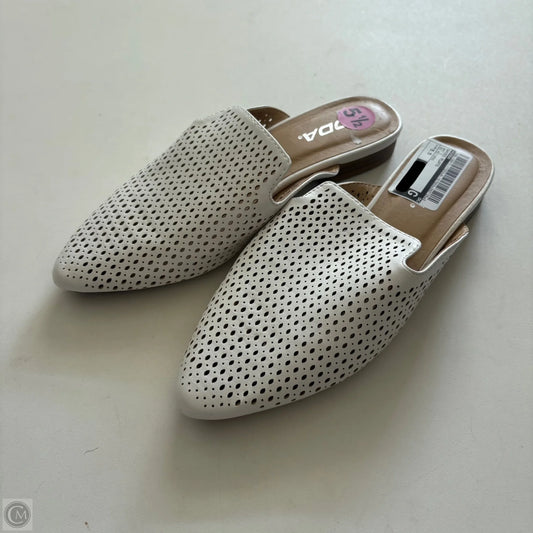 Shoes Flats By Soda In White, Size: 5.5