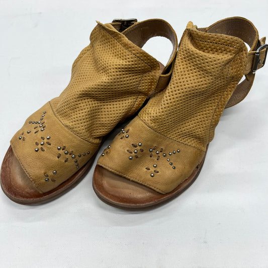 Sandals Flats By Miz Mooz  Size: 5.5